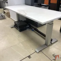 Lote 019 - Mesa de trabajo con patas metálicas y cubierta color blanco