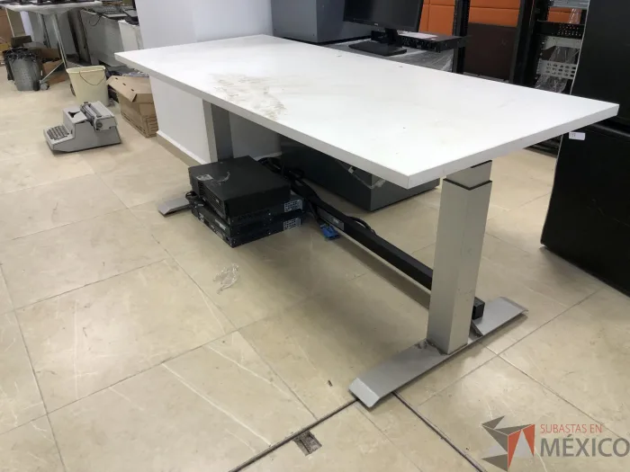 Lote 019 - Mesa de trabajo con patas metálicas y cubierta color blanco - Imagen 9