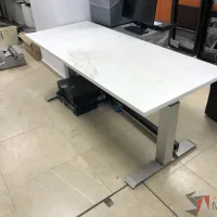 Lote 019 - Mesa de trabajo con patas metálicas y cubierta color blanco - Imagen 8