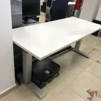 Lote 019 - Mesa de trabajo con patas metálicas y cubierta color blanco - Imagen 7