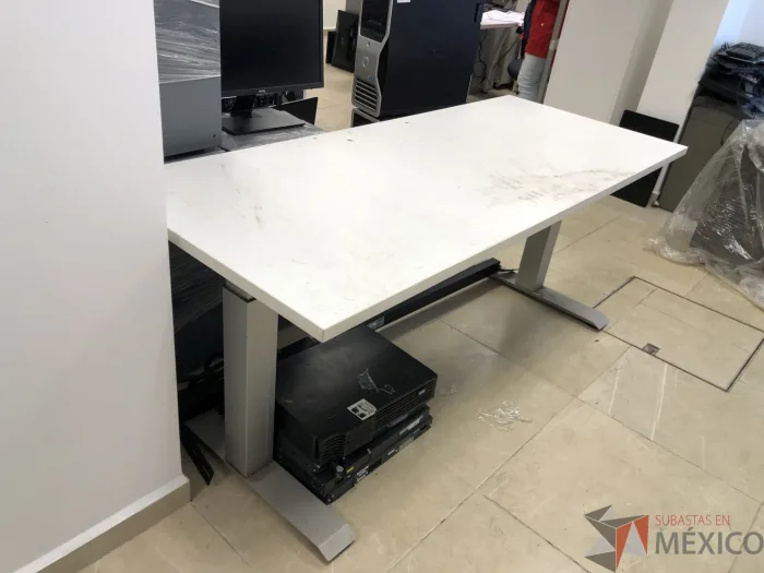 Lote 019 - Mesa de trabajo con patas metálicas y cubierta color blanco - Imagen 7