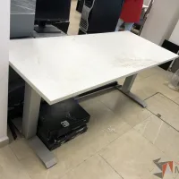Lote 019 - Mesa de trabajo con patas metálicas y cubierta color blanco - Imagen 6