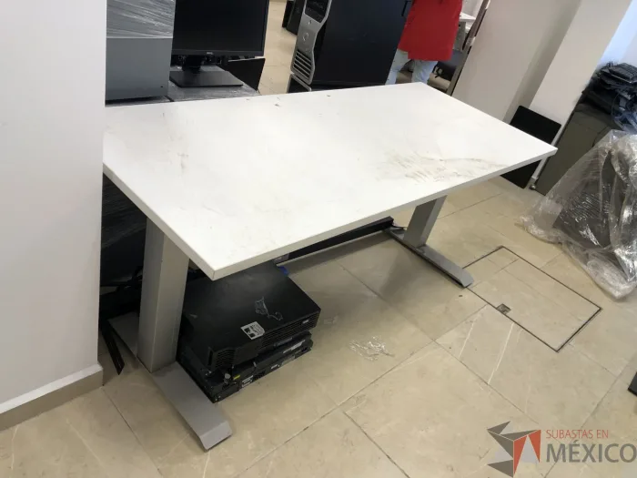 Lote 019 - Mesa de trabajo con patas metálicas y cubierta color blanco - Imagen 6