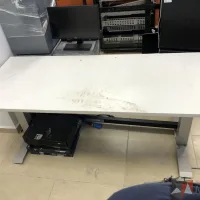 Lote 019 - Mesa de trabajo con patas metálicas y cubierta color blanco - Imagen 5