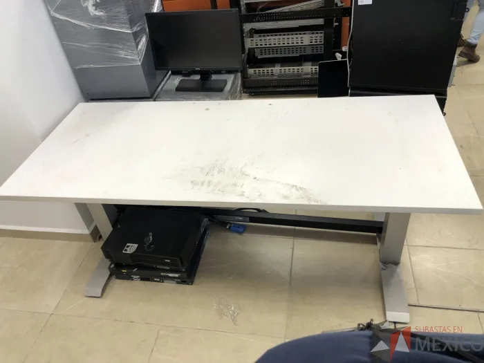 Lote 019 - Mesa de trabajo con patas metálicas y cubierta color blanco - Imagen 5