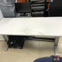 Lote 019 - Mesa de trabajo con patas metálicas y cubierta color blanco - Imagen 4