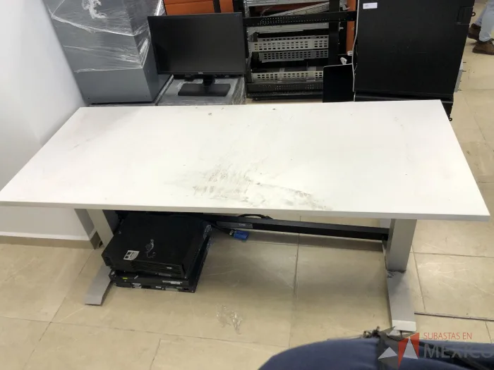 Lote 019 - Mesa de trabajo con patas metálicas y cubierta color blanco - Imagen 4