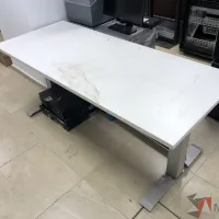 Lote 019 - Mesa de trabajo con patas metálicas y cubierta color blanco - Imagen 3