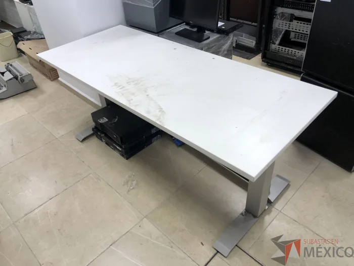 Lote 019 - Mesa de trabajo con patas metálicas y cubierta color blanco - Imagen 3