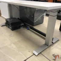 Lote 019 - Mesa de trabajo con patas metálicas y cubierta color blanco - Imagen 2