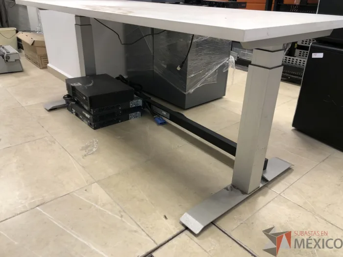 Lote 019 - Mesa de trabajo con patas metálicas y cubierta color blanco - Imagen 2