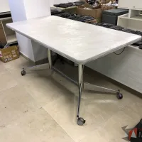 Lote 021 - Mesa de trabajo , estructura metálica y cubierta color blanco - Imagen 8