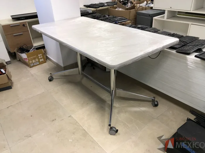 Lote 021 - Mesa de trabajo , estructura metálica y cubierta color blanco - Imagen 8