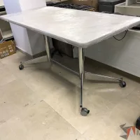 Lote 021 - Mesa de trabajo , estructura metálica y cubierta color blanco - Imagen 7
