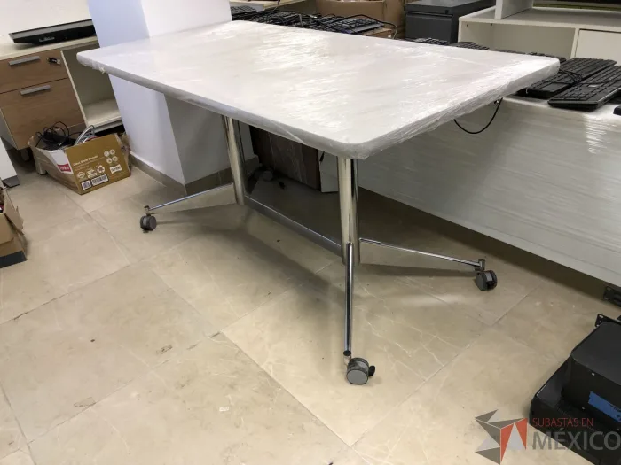 Lote 021 - Mesa de trabajo , estructura metálica y cubierta color blanco - Imagen 7