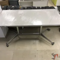 Lote 021 - Mesa de trabajo , estructura metálica y cubierta color blanco