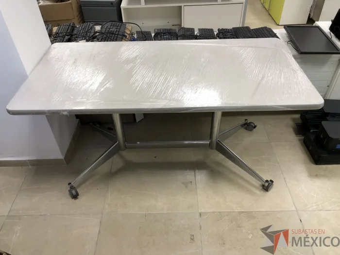 Lote 021 - Mesa de trabajo , estructura metálica y cubierta color blanco