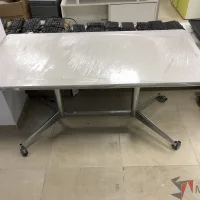 Lote 021 - Mesa de trabajo , estructura metálica y cubierta color blanco - Imagen 4