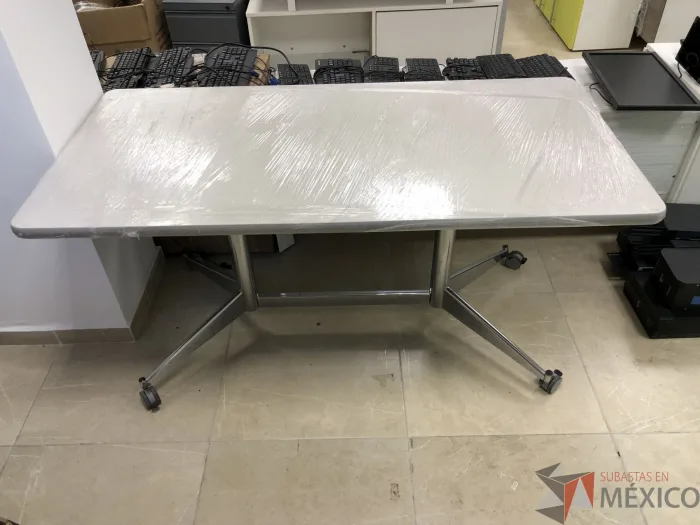 Lote 021 - Mesa de trabajo , estructura metálica y cubierta color blanco - Imagen 4