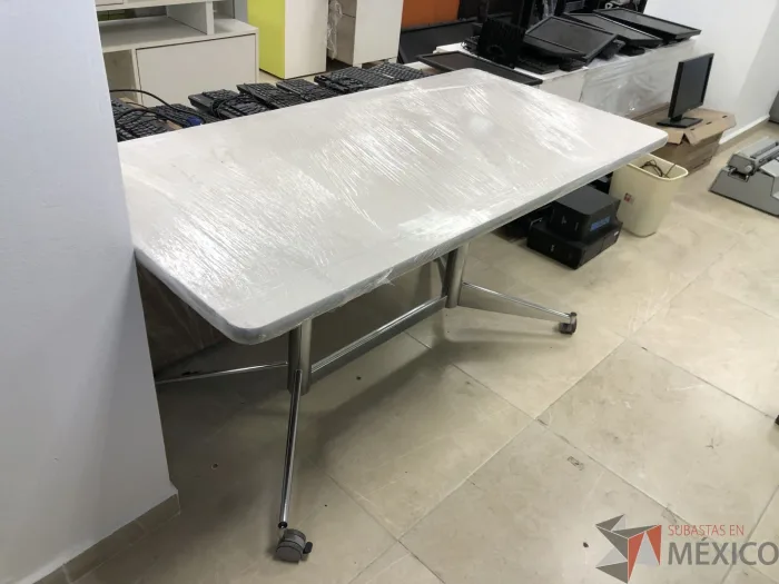 Lote 021 - Mesa de trabajo , estructura metálica y cubierta color blanco - Imagen 3
