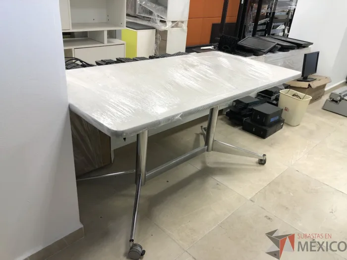 Lote 021 - Mesa de trabajo , estructura metálica y cubierta color blanco - Imagen 2