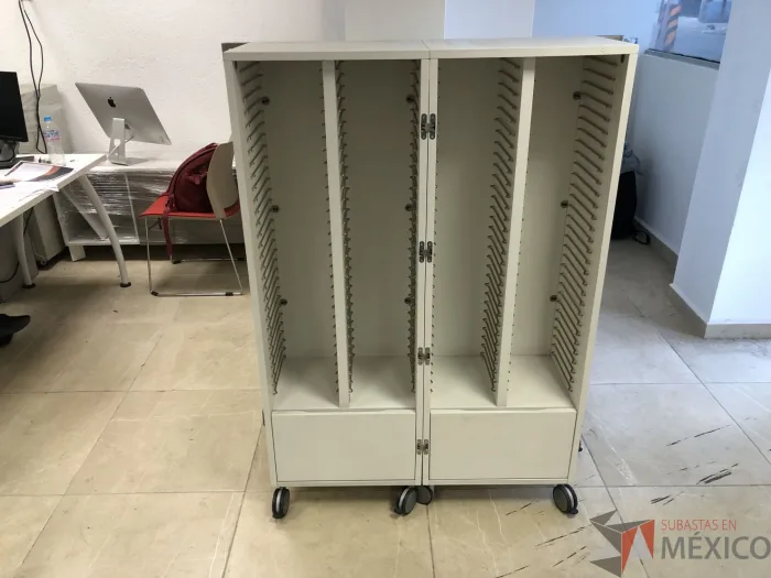 Lote 023 - Gabinete con ruedas para poner entrepaños y con 2 cajones