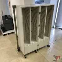 Lote 023 - Gabinete con ruedas para poner entrepaños y con 2 cajones - Imagen 7