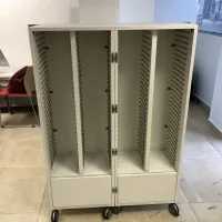 Lote 023 - Gabinete con ruedas para poner entrepaños y con 2 cajones - Imagen 5