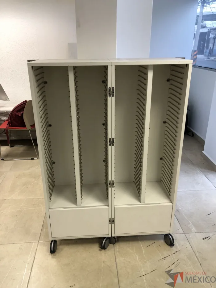 Lote 023 - Gabinete con ruedas para poner entrepaños y con 2 cajones - Imagen 5