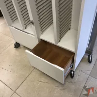 Lote 023 - Gabinete con ruedas para poner entrepaños y con 2 cajones - Imagen 2