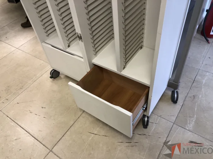 Lote 023 - Gabinete con ruedas para poner entrepaños y con 2 cajones - Imagen 2