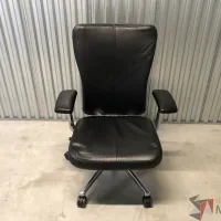 Lote 023 - Silla ejecutiva en piel Marca Haworth Modelo Zody