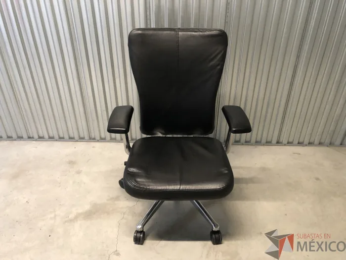 Lote 023 - Silla ejecutiva en piel Marca Haworth Modelo Zody - Imagen 6