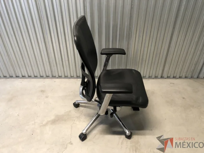 Lote 023 - Silla ejecutiva en piel Marca Haworth Modelo Zody - Imagen 5