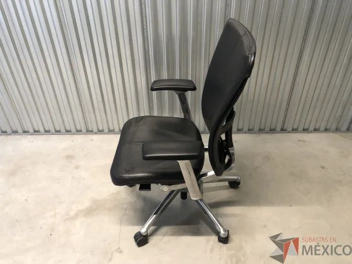 Lote 023 - Silla ejecutiva en piel Marca Haworth Modelo Zody - Imagen 3