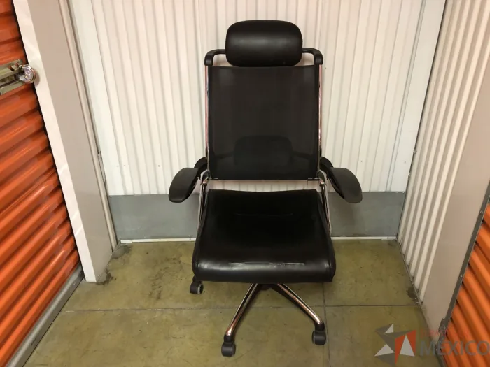 Lote 016 - Silla Ejecutiva con ruedas, descansabrazos, respaldo alto en malla, color negro