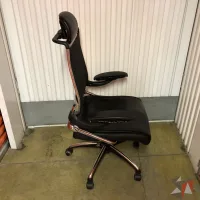 Lote 018 - Silla operativa con ruedas, descansabrazos, cabecera, asiento en piel y respaldo en malla color negro - Imagen 6