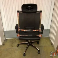 Lote 018 - Silla operativa con ruedas, descansabrazos, cabecera, asiento en piel y respaldo en malla color negro - Imagen 5