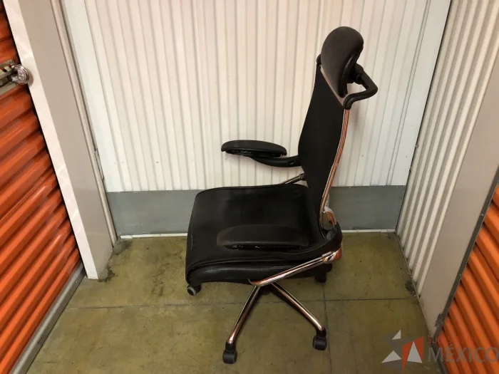 Lote 016 - Silla Ejecutiva con ruedas, descansabrazos, respaldo alto en malla, color negro - Imagen 4