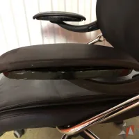 Lote 018 - Silla operativa con ruedas, descansabrazos, cabecera, asiento en piel y respaldo en malla color negro - Imagen 2