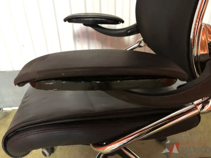 Lote 032 - Silla operativa con ruedas, descansabrazos, cabecera, asiento en piel y respaldo en malla color negro - Imagen 2