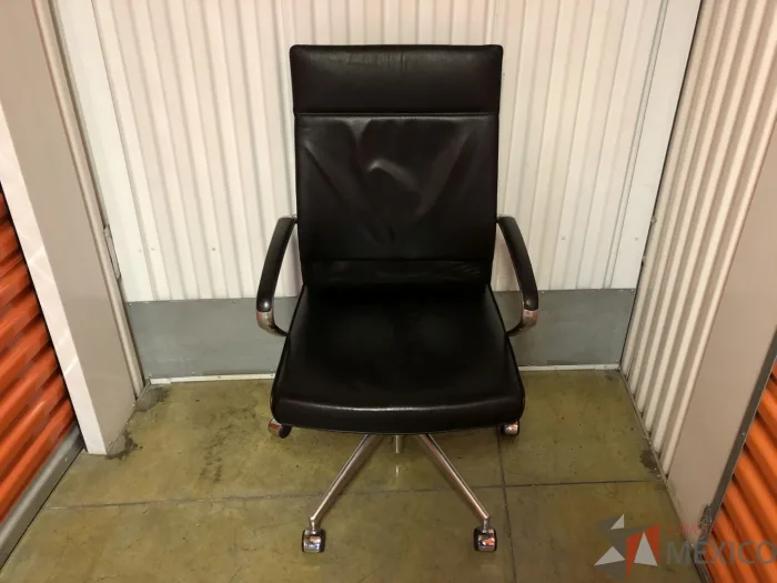 Lote 078 - Silla Ejecutiva con ruedas, descansabrazos, respaldo alto, color negro - Imagen 5