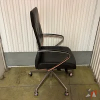 Lote 078 - Silla Ejecutiva con ruedas, descansabrazos, respaldo alto, color negro - Imagen 4