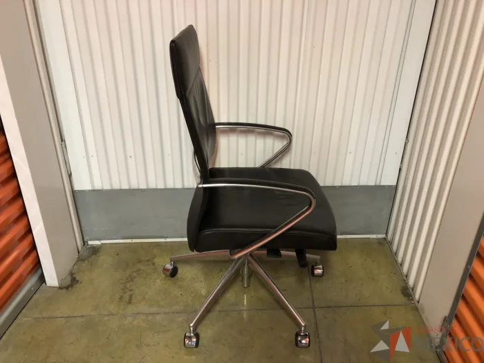Lote 078 - Silla Ejecutiva con ruedas, descansabrazos, respaldo alto, color negro - Imagen 4