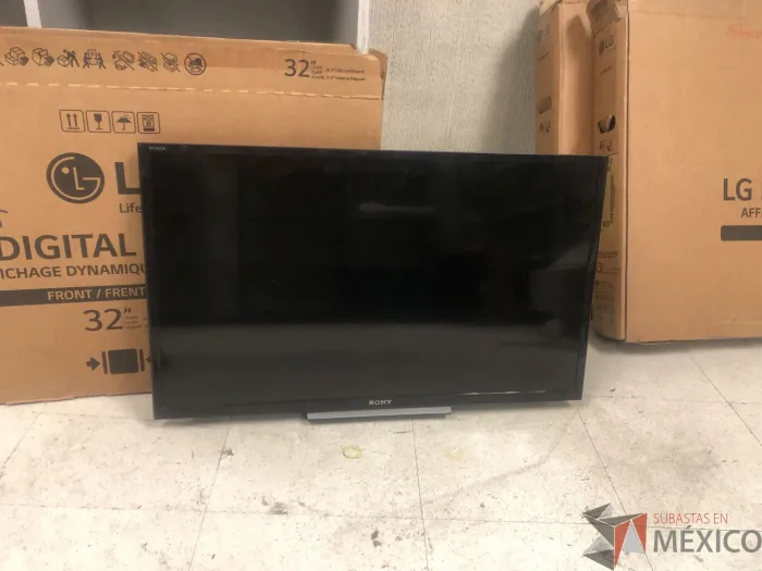 Lote 007 - 18 Pantallas de diferentes modelos y TV Panasonic