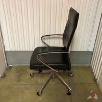 Lote 078 - Silla Ejecutiva con ruedas, descansabrazos, respaldo alto, color negro - Imagen 2