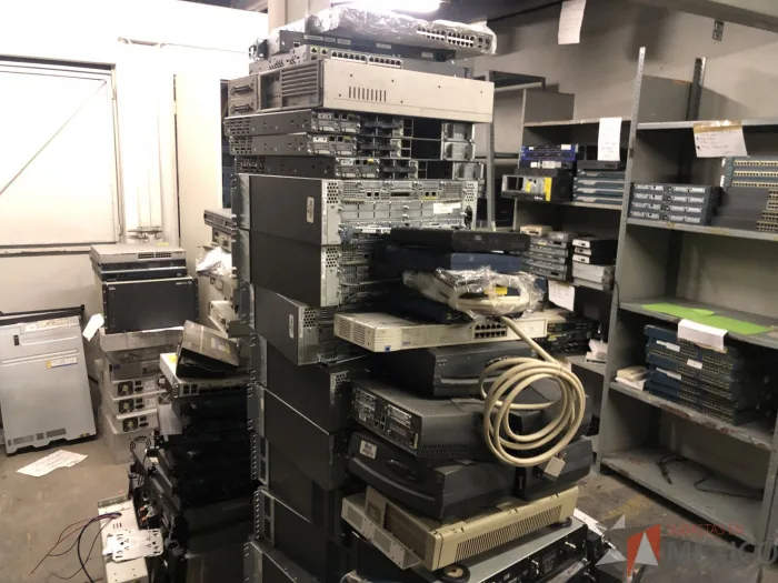 Lote 056 - Lote con 61 artículos (Equipos CISCO, Firewall´s, Juniper, Fortinet, Modems, Servidores, etc.)