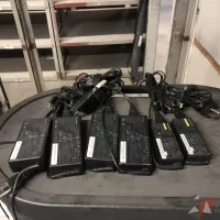 Lote 008 - Caja con cables diversos y cargadores para laptop - Imagen 10