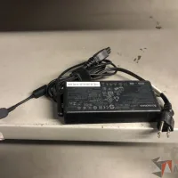 Lote 008 - Caja con cables diversos y cargadores para laptop - Imagen 8