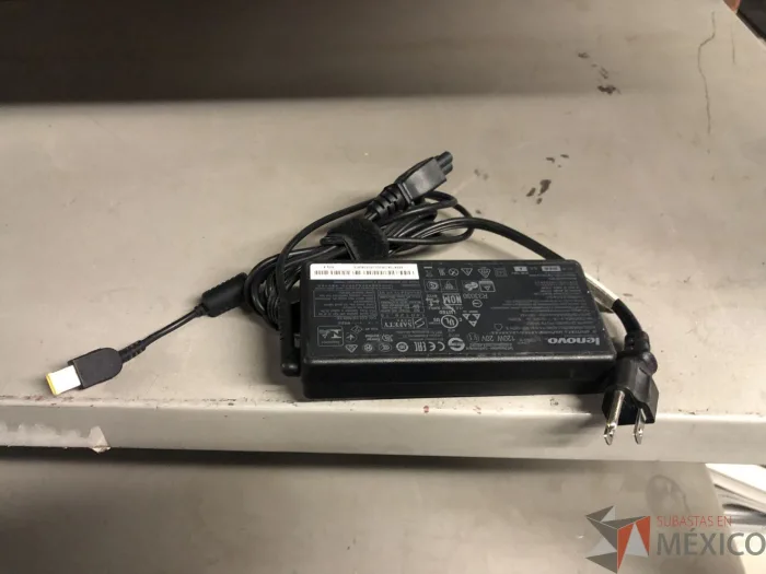Lote 008 - Caja con cables diversos y cargadores para laptop - Imagen 8